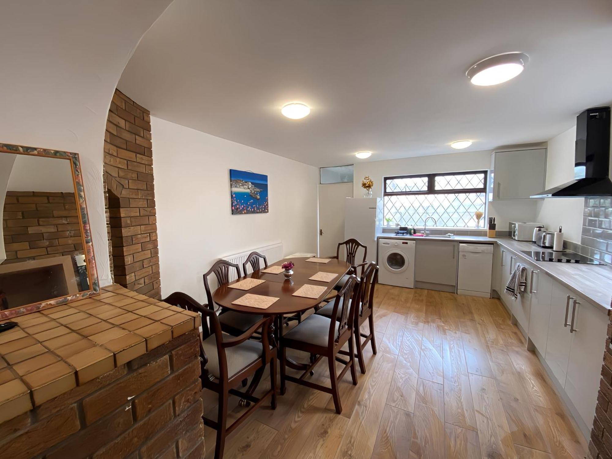 4-Bedroom Home - Perfect For Those Working In Bridgend - By Tailored Accommodation Zewnętrze zdjęcie
