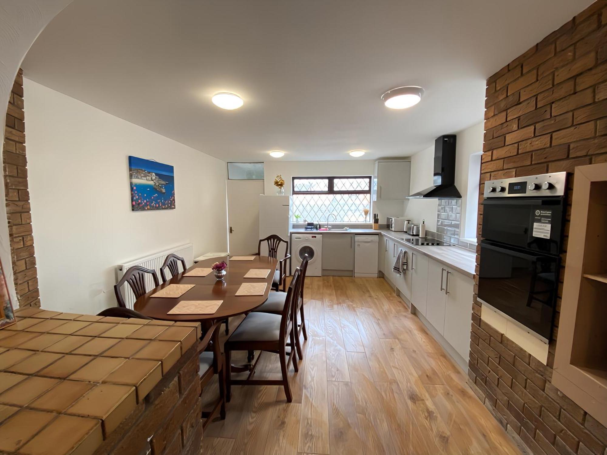 4-Bedroom Home - Perfect For Those Working In Bridgend - By Tailored Accommodation Zewnętrze zdjęcie