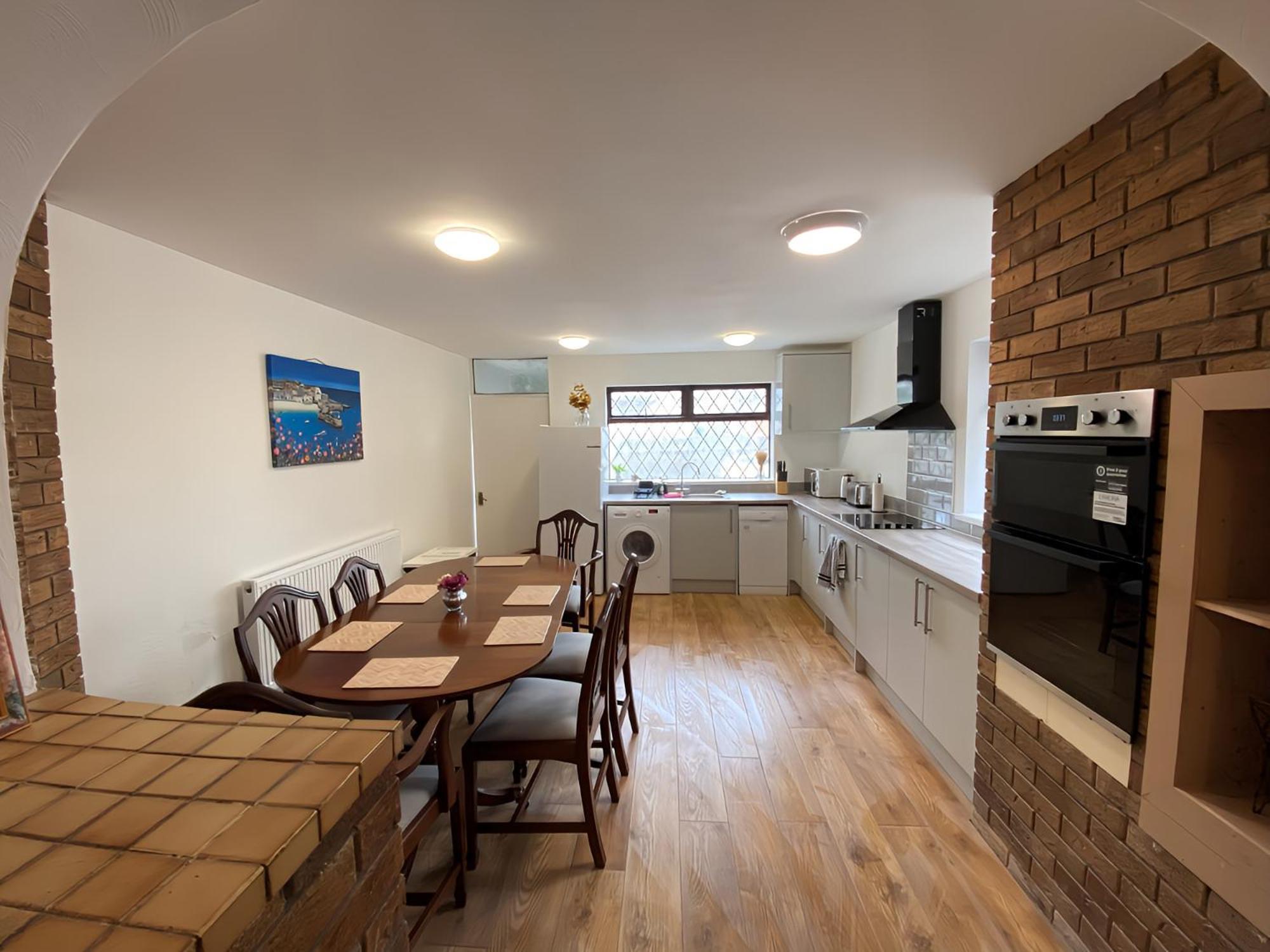 4-Bedroom Home - Perfect For Those Working In Bridgend - By Tailored Accommodation Zewnętrze zdjęcie